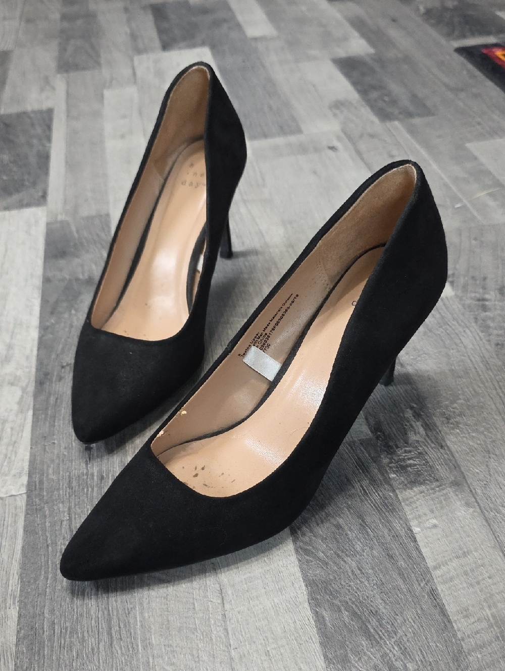 A New Day • Classic Black Suede Pointed Toe Women's Pumps, Size 8